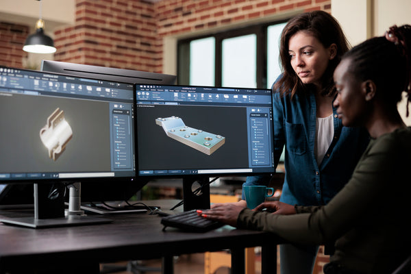 3Dモデルを設計している女性の写真