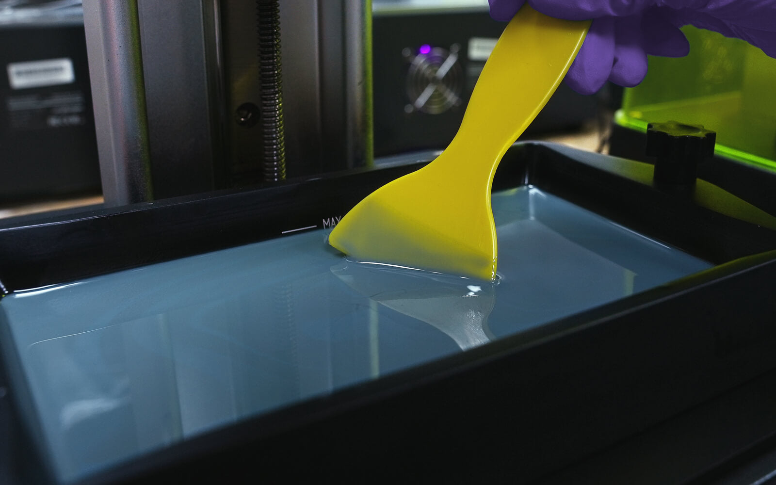 thoroughly mixing resin in the resin vat
