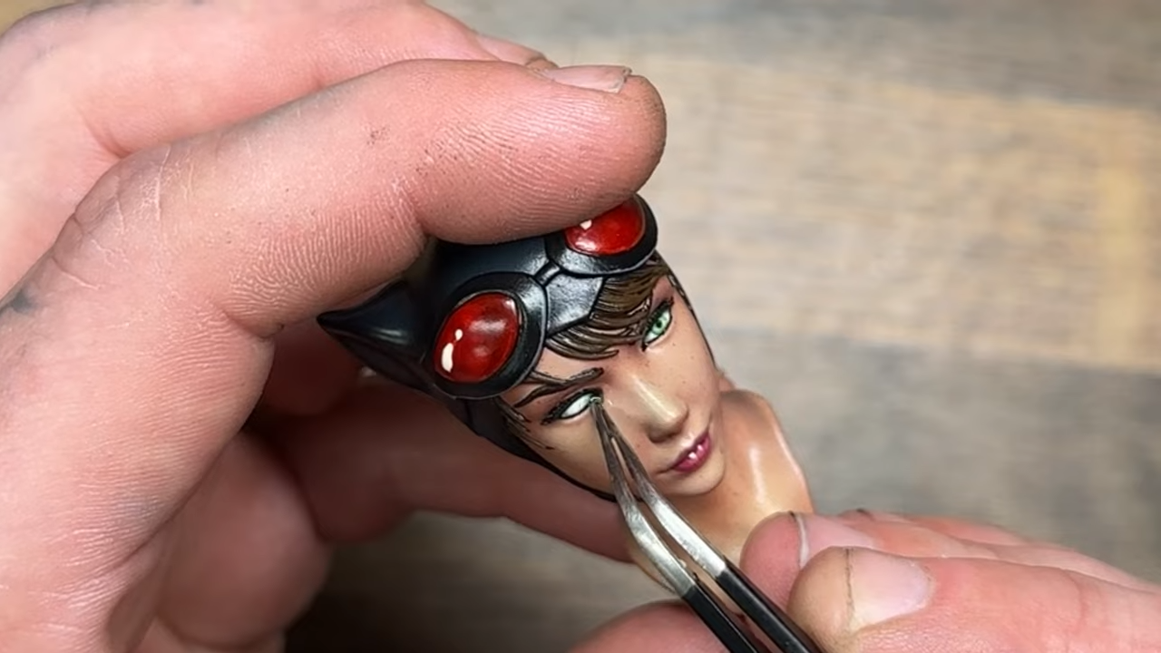 將預先製作好的鏡片加到貓女模型上