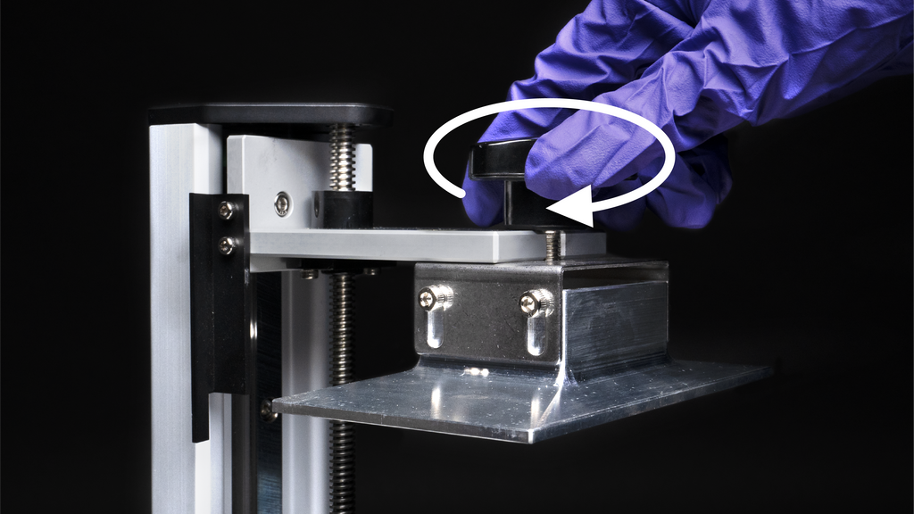 Tighten build plate knob