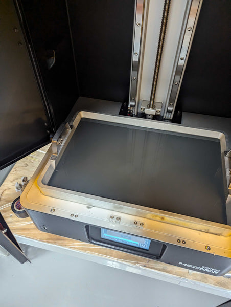レジンを満たしたタンクを備えたレジン3Dプリンター。レジン3Dプリンターの仕組みを示しています。