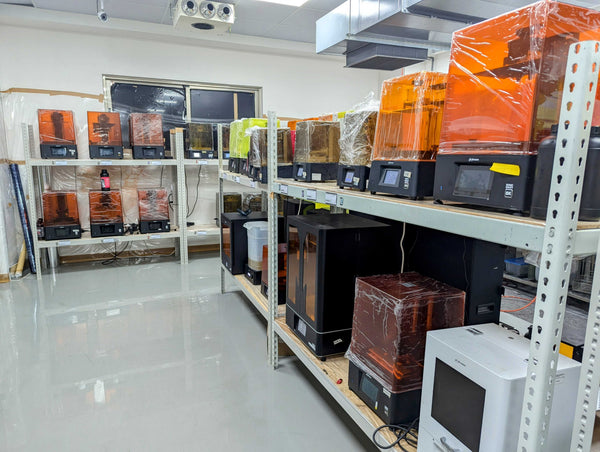 研究施設に並ぶ中小企業向け3Dプリンター