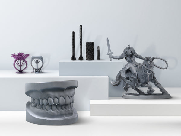 テーブルの上に置かれたジュエリー、歯科用模型、ミニチュアの3Dモデルの画像