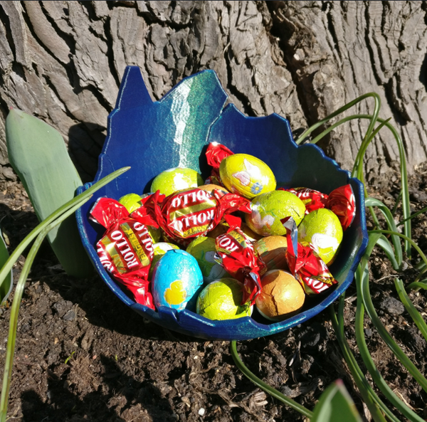 Cool 3D printed bowl shaped like a cracked eggshell, ideal for candy or small storage.