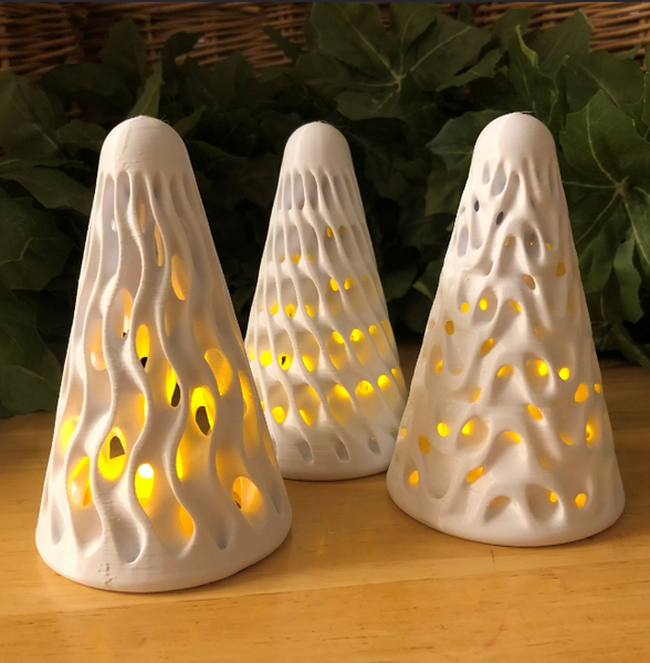 ライトに照らされた木の形をした3Dプリント製ランプ3点。販売向け3Dプリント製品として人気のあるアイテム。
