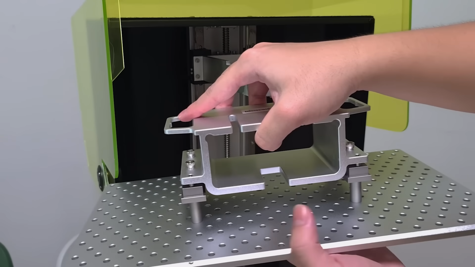 Sonic Mega 8K S lift up lid and perforated build plate