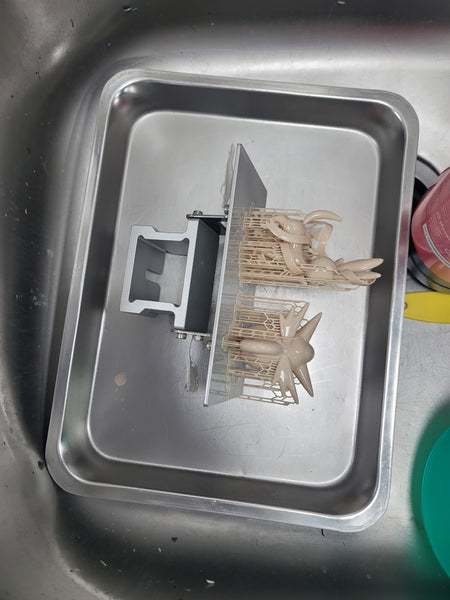 帶有支撐的 3D 模型放在托盤上,準備進行後處理