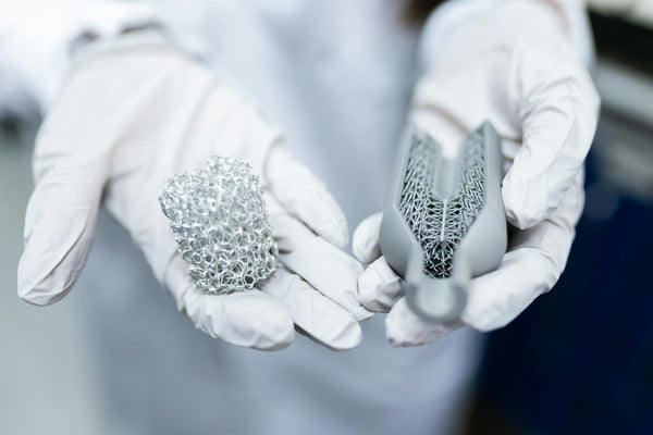 両手にレジン製の3Dモデルを持つ人物の写真。