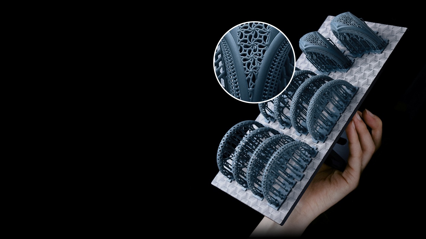 Sonic Mighty 8K build plate with a highly detailed 3D printed bracelet showcasing precise 8K resolution.